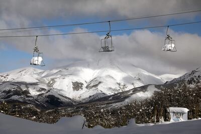 Aerosillas del resort Piedras Blancas cubiertas de nieve y vacías, en Bariloche, provincia de Río Negro, Argentina.