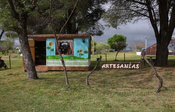 Antiguo vagón de tren reutilizado que sirve de taller de artesanías a un grupo de artesanas del pueblo de Chapicuy, el 3 de septiembre de 2021 en el departamento de Paysandú (Uruguay).