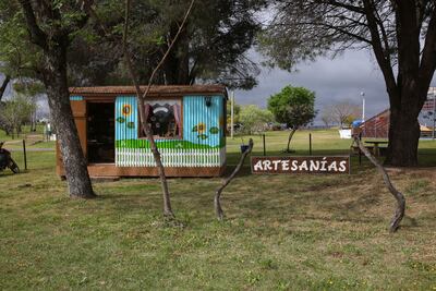 Antiguo vagón de tren reutilizado que sirve de taller de artesanías a un grupo de artesanas del pueblo de Chapicuy, el 3 de septiembre de 2021 en el departamento de Paysandú (Uruguay).