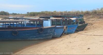 Las lanchas estacionadas a orillas del río, esperando la apertura de frontera para realizar viajes con pasajeros hasta el país vecino, Argentina.
