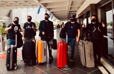 Los integrantes del grupo Tierra Adentro en el aeropuerto, antes de viajar rumbo a Miami, Estados Unidos.