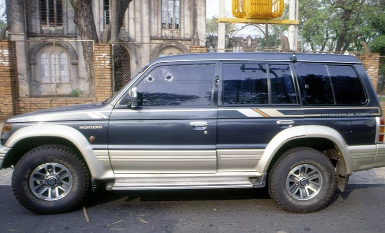La camioneta de la dinar que fue atacada a tiros frente al Colegio Internacional, en el primer atentado fallido contra el General en situación de retiro, Ramón Rosa Rodríguez.