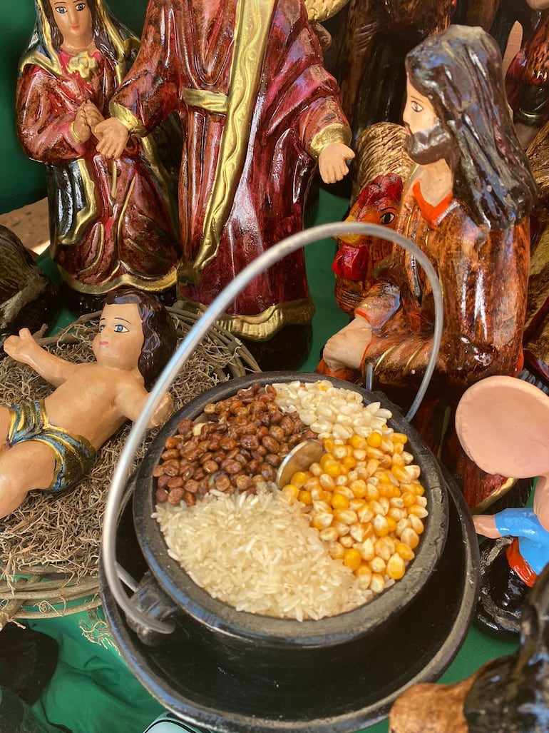 La olla de la abundancia para adornar el pesebre es un magnífico regalo para quien apreciamos. Van desde G. 20.000 hasta G. 40.000.