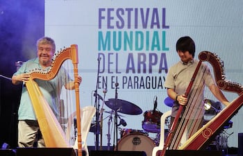 El maestro Nicolás Caballero junto con Ezequiel Takebe durante la pasada edición del Festival Mundial del Arpa. Caballero volverá a tocar en el encuentro en la noche del viernes.