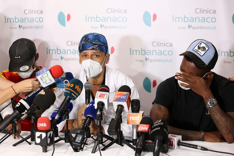 El médico Laureano Quintero (c), acompañado por los hijos de Freddy Rincón, durante el anuncio de la muerte del ex jugador de Colombia.