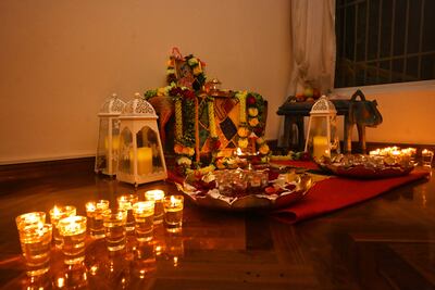 El Diwali es el festival de las luces. Deriva del sánscrito dipavali, que significa «hilera de luces», y es famoso por las relucientes lámparas y luces de todo tipo que se colocan frente a las casas de quienes celebran esta fiesta.