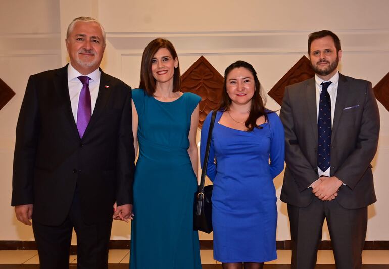 Guillermo Bittelman, embajador de Chile; Susana López, Viviana Lara y Martín Lorieto.