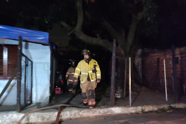 Vista de la vivienda que se incendió por completo alrededor de la medianoche de este miércoles.