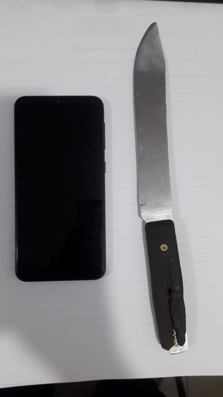 Teléfono y cuchillo incautados del detenido.