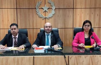 Los jueces, Fabio Aguilar, Serafín González y Vitalia Duarte, durante el juicio oral y público.