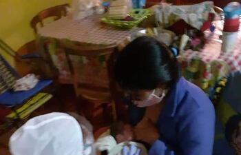 Bomberos de la Vigésima Primera Compañía "Areguá" asistieron a una mujer que dio a luz en su casa.