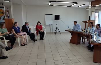 Delegación de la AFD en reunión con directivos y técnicos de la Cooperativa del Sur, de Encarnación, en el marco de un programa de ampliación de los servicios financieros de segundo piso a entidades financieras intermediarias (IFIS).