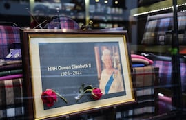 Una tienda en la Royal Mile de Edimburgo con un retrato de la Reina Isabel en la ventana en Edimburgo, Escocia, Gran Bretaña 11 de septiembre de 2022. La llegada del coche fúnebre que lleva a la Reina Isabel II marca la primera etapa del viaje hacia Londres.