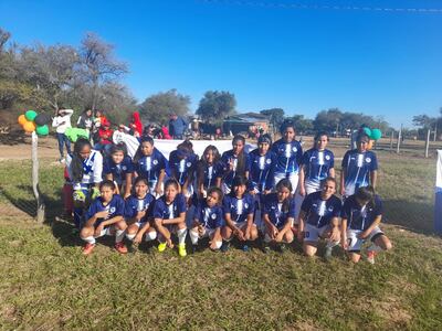 El equipo de fútbol de las adolescentes del Club “Sport Nativo”, de la comunidad de Jacinta Pereira  Hicret, lideresa de la comunidad indígena “Redención” o “Yesoal Sectema”.