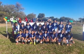 El equipo de fútbol de las adolescentes del Club “Sport Nativo”, de la comunidad de Jacinta Pereira Hicret, lideresa de la comunidad indígena “Redención” o “Yesoal Sectema”.