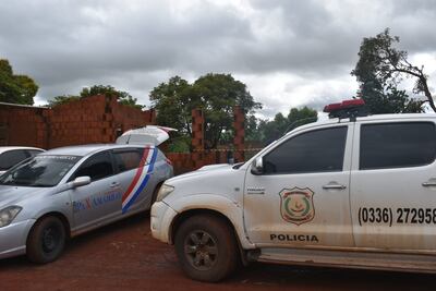 Se presume que tras recibir la puñalada en el pecho, la víctima intentó correr hacia el fondo, y allí le dispararon desde atrás.