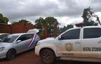 Se presume que tras recibir la puñalada en el pecho, la víctima intentó correr hacia el fondo, y allí le dispararon desde atrás.