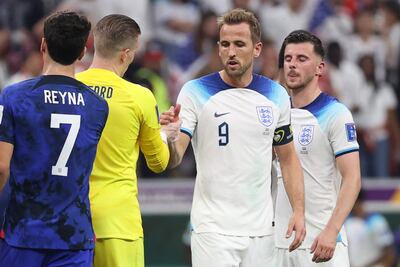 Harry Kane (2-R) de Inglaterra reacciona después del partido de fútbol del grupo B de la Copa Mundial de la FIFA 2022 entre Inglaterra y Estados Unidos en el estadio Al Bayt en Al Khor, Qatar, el 25 de noviembre de 2022.