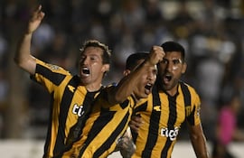 Marcos Cáceres (24) festeja junto a Fernando Fernández (i) y Ángel Benítez (d) el tanto del empate contra Guaireña por la ronda 17 del torneo Clausura 2021.