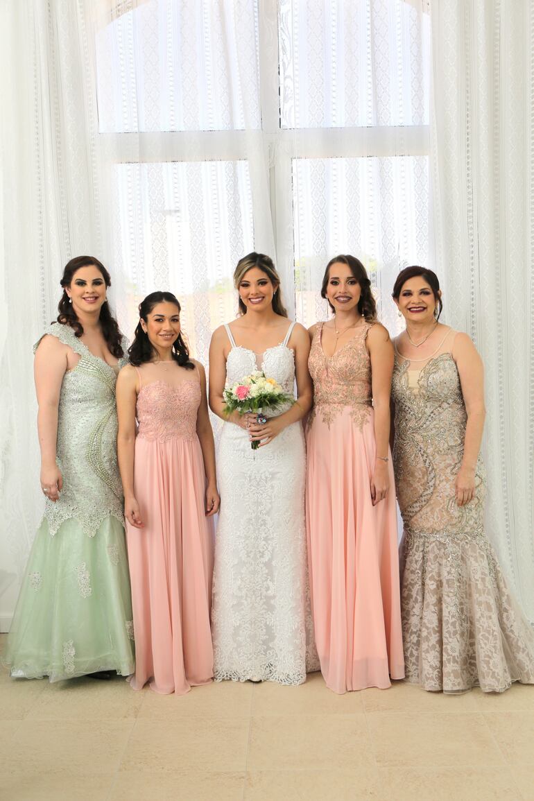 La novia junto Romina Díaz de Bedoya, Cinthia Servián, Vanessa Díaz de Bedoya, Sofía Fornera y María Victoria Galeano.