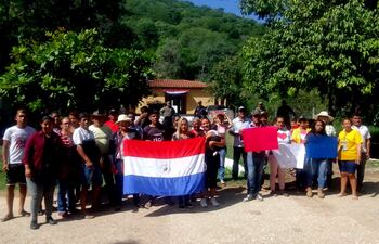 Los cesados, junto con familiares y amigos, se manifestaron frente al local de la Municipalidad.