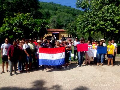 Los cesados, junto con familiares y amigos, se manifestaron frente al local de la Municipalidad.