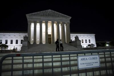 Cercas protectoras rodean la Corte Suprema de los Estados Unidos el 2 de mayo de 2022 en Washington, DC. En un borrador de opinión mayoritario inicial obtenido por Politico, el juez de la Corte Suprema Samuel Alito supuestamente escribió que los casos Roe v. Wade y Planned Parenthood of Southeastern v. Casey deberían anularse, lo que pondría fin a la protección federal del derecho al aborto en todo el país.