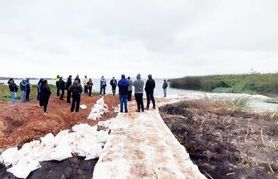 La barrera de geobolsas para disminuir el flujo del agua hacia el río Salado es una de las obras promocionadas.