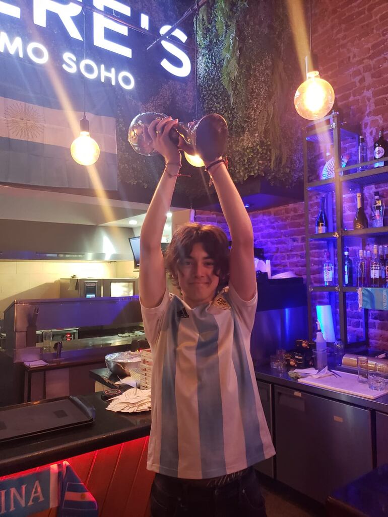 Santino Centurión festejando con la copa la consagración de Argentina como Campeona del Mundo