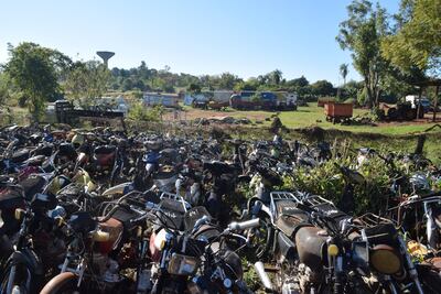 Cientos de motocicletas, abandonadas hace más de 10 años en algunos casos, se están pudriendo en el corralón municipal.