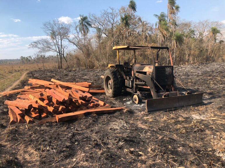Una maquinaria fue quemada por la ACA-EP en la estancia Nathalie de Puentesiño.