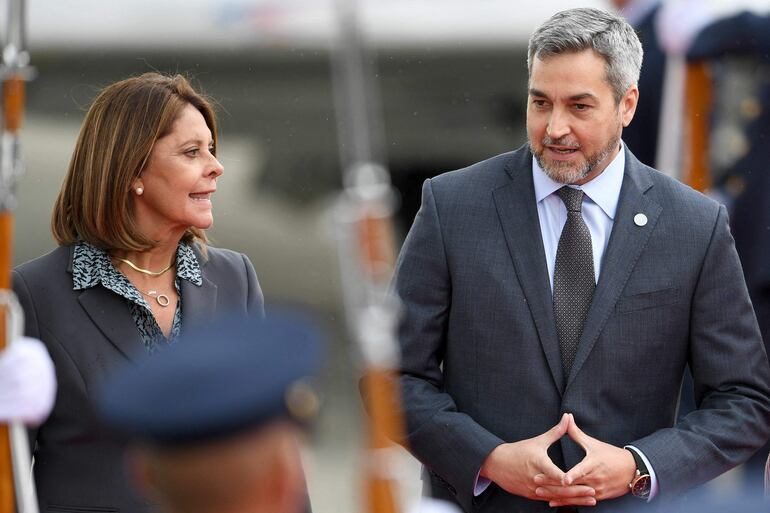 El presidente de Paraguay, Mario Abdo Benítez (der.), conversa con la ministra de Relaciones Exteriores de Colombia, Marta Lucía Ramírez (izq.), luego de su llegada a la base aérea del Comando Aéreo de Transporte Militar (CATAM). 