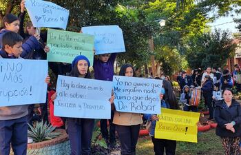 Los padres y alumnos del Colegio Nacional Minga Porã iniciaron la medida de fuerza a tempranas horas de este lunes.