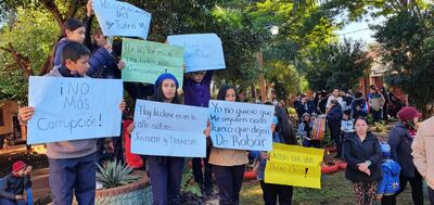 Los padres y alumnos del Colegio Nacional Minga Porã iniciaron la medida de fuerza a tempranas horas de este lunes.