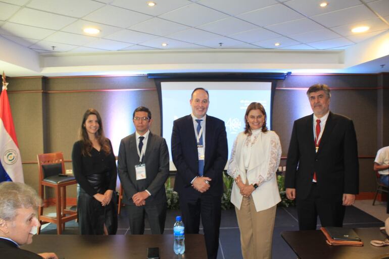 El presidente de Asiet, Horacio Romanelli, en el centro, acompañado con directivos del gremio y el titular de Conatel, Juan Carlos Duarte Duré, tras la conferencia en el Hotel Sheraton Asunción.