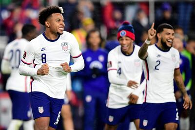 Weston McKennie, jugador de la Juventus de Italia, celebra su gol para Estados Unidos ante México.
