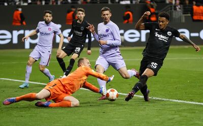 El arquero del Barcelona Marc-André ter Stegen se tira en procura del balón anticipándose a Tuta, del Eintracht Frankfurt.