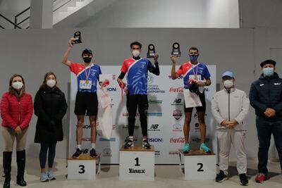 Derlys Ayala (c) se coronó en los 5 kilómetros, ayer. Foto: COP