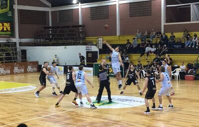 Salto inicial del partido Colonias Gold vs. Deportivo San José.