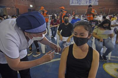 A partir del lunes se podrán inmunizar contra el covid-19 los jóvenes de 18 años cumplidos así como también los de 19 años cumplidos y adultos de 50 años en adelante.