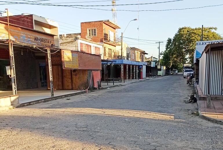 La zona comercial de la ciudad de Alberdi se encuentra prácticamente desierta.