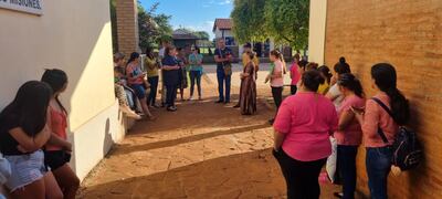 Momento del careo de los padres de familia, con la directora Marta Valdez de la escuela N°4791 Villa Universitaria de San Ignacio, Misiones, tras una agresión física de uno menor de 4 años que asiste en la institución.