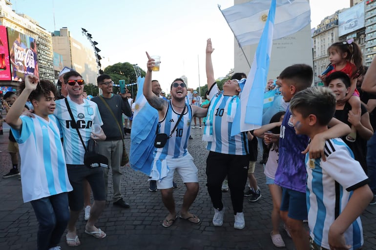 Aficionados argentinos cantan hoy durante un banderazo previo a la final del Mundial de Qatar 2022 entre Argentina y Francia, en Buenos Aires (Argentina).