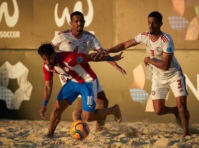 Valentín Benítez incursiona ante los jugadores de Emiratos Árabes Unidos. Paraguay goleó 9-3.