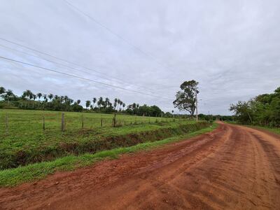 En este baldío supuestamente se ejecutaron obras de albañilería. También se observa el camino de arena, donde, de acuerdo a los registros de la Gobernación, se invirtió en la construcción de un empedrado.