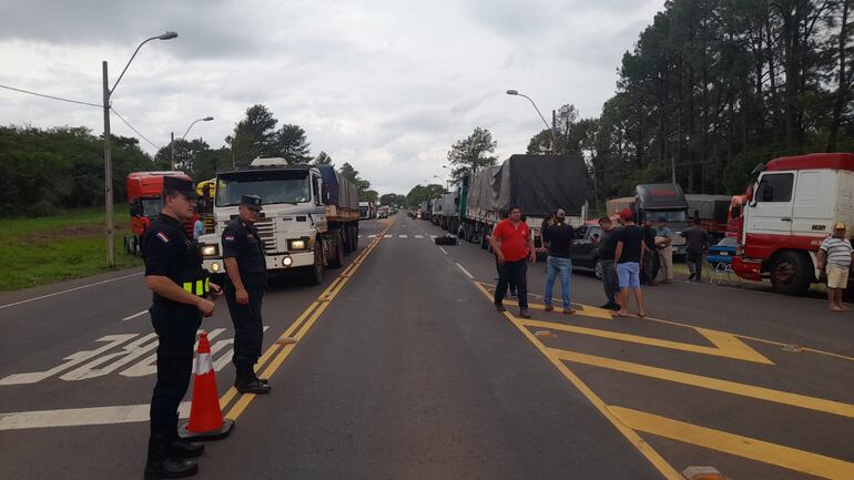 Más de 200 camiones están al costado de la ruta PY01