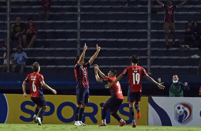 Brazos en alto de Marcelo Moreno Martins (34 años), en recordación a su progenitor, el brasileño Mauro Martins.