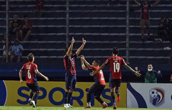 Brazos en alto de Marcelo Moreno Martins (34 años), en recordación a su progenitor, el brasileño Mauro Martins.