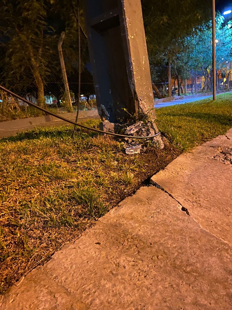 Una columna se encuentra quebrada luego de presuntamente recibir un golpe producto de un accidente anterior
