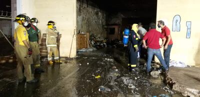 La rápida reacción de bomberos del aeropuerto a los que se sumaron los del CBVP permitió que el fuego no alcance más depósitos.